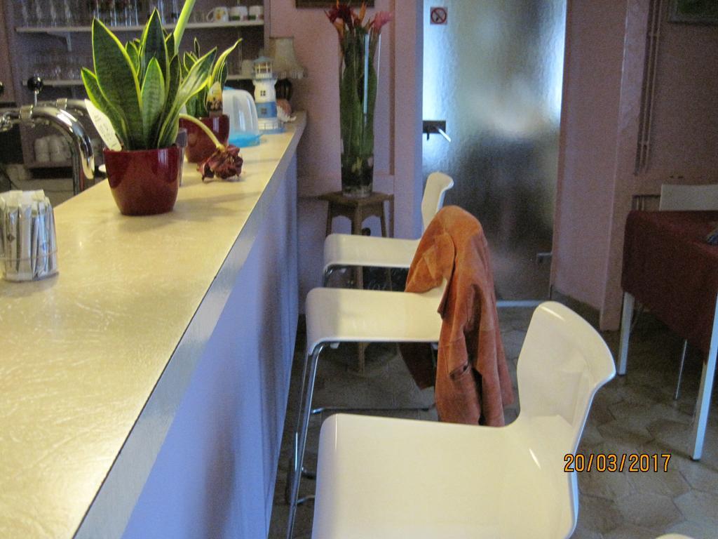 Hotel Le Commerce Neuville  ภายนอก รูปภาพ